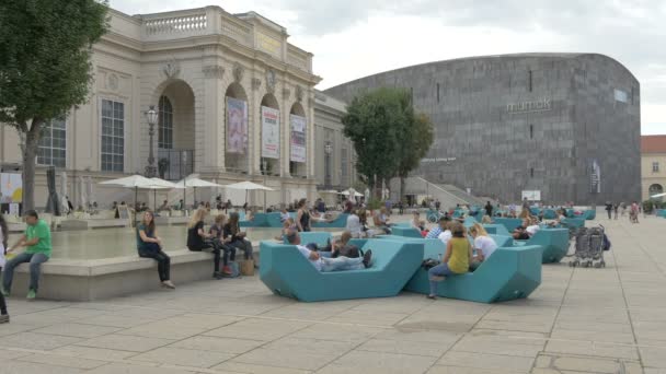 Relaxing Museum Square — Stock Video