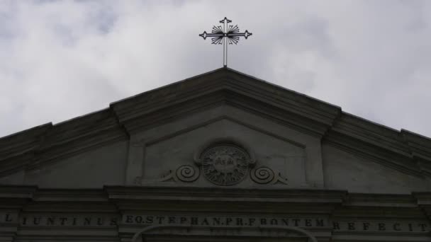 建物の上の十字架 — ストック動画