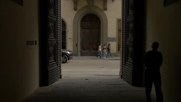 Açık Bir Kapıdan Görünen Bir Sokak — Stok video