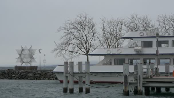 Yacht Förtöjd Nära Stjärna Skulptur — Stockvideo