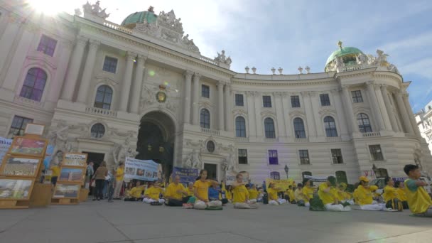 Menschen Sitzen Und Meditieren — Stockvideo