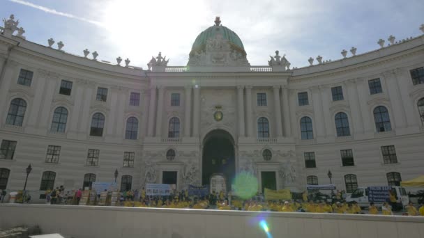 Люди Жёлтых Майках Собрались Перед Дворцом Хофбург Вена Австрия — стоковое видео