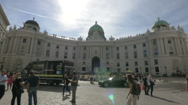 Mucha Gente Reunió Frente Palacio Hofburg — Vídeos de Stock