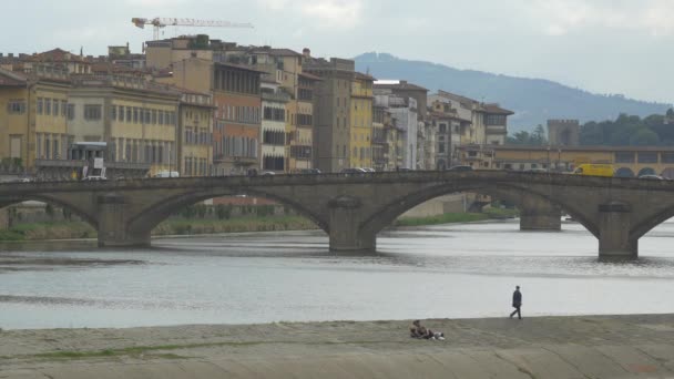 Menschen Entspannen Sich Einem Fluss Florenz — Stockvideo