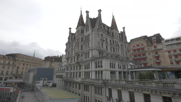 Imposantes Gebäude Mit Kleinen Türmen Lausanne — Stockvideo