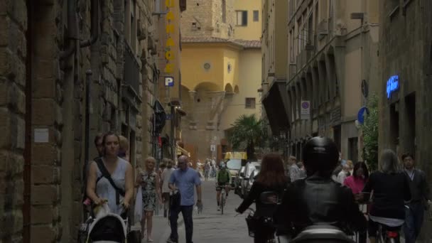 Persone Una Strada Con Vecchi Edifici — Video Stock