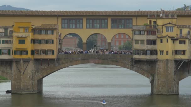 Ein Bogen Einer Brücke Über Einen Fluss — Stockvideo