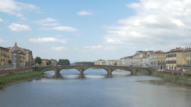 Μια Γέφυρα Πάνω Από Τον Ποταμό Άρνο Στη Φλωρεντία — Αρχείο Βίντεο