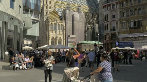 Turyści Siedzący Spacerujący Stephansplatz — Wideo stockowe