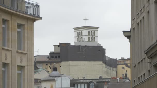 从附近街道上看到的有十字的白色塔楼 — 图库视频影像