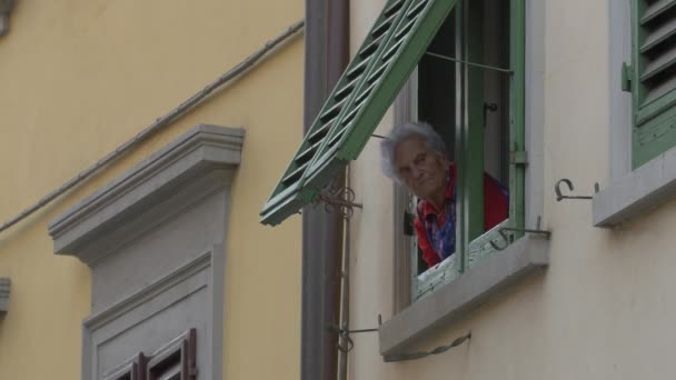 Stara Kobieta Wyglądająca Przez Okno — Wideo stockowe