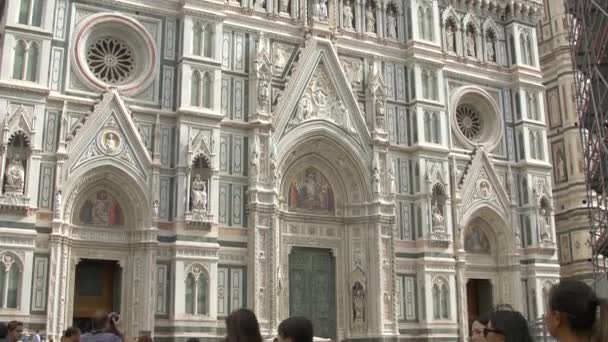 Nachylenie Marmurowej Fasady Katedry Florencji — Wideo stockowe