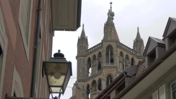 Πύργος Του Καθεδρικού Ναού Φαίνεται Από Ένα Κοντινό Δρόμο Λωζάνη — Αρχείο Βίντεο