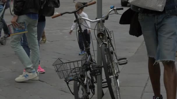Bisikletler Trafik Işaretleri Direğine Bağlı — Stok video