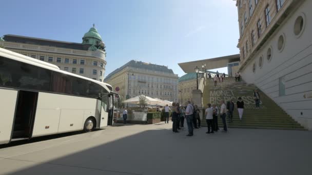Autobús Turístico Estacionado Cerca Del Osterreichisches Filmmuseum — Vídeos de Stock