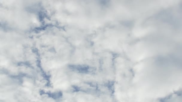 Nubes Blancas Flotando Lentamente — Vídeos de Stock