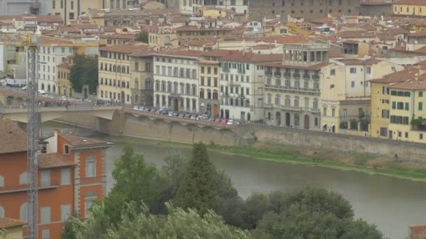 Inclinación Hacia Arriba Del Río Arno Edificios Florencia — Vídeos de Stock