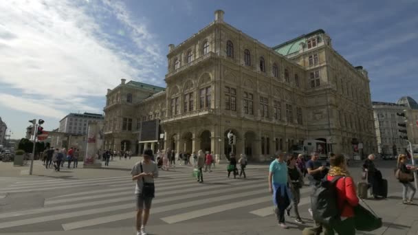 Viyana Operası Nın Önünden Geçiyoruz — Stok video
