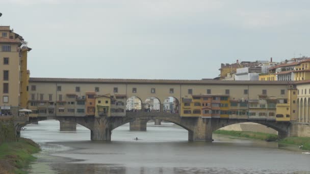 Średniowieczny Most Nad Rzeką Arno Florencji — Wideo stockowe