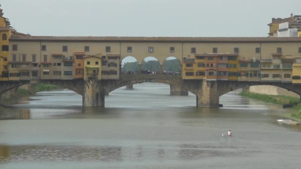 Eine Brücke Mit Gebäuden Über Einen Fluss — Stockvideo