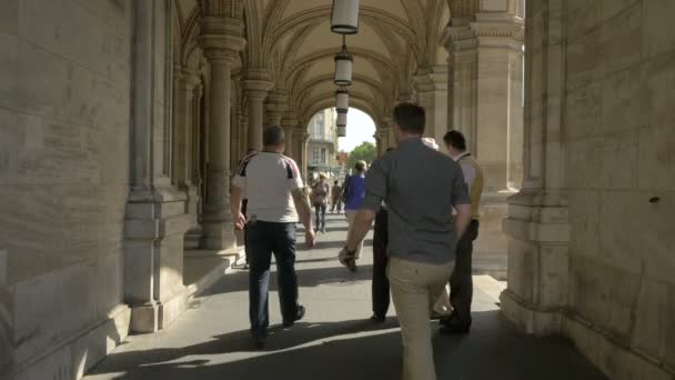Gente Pie Caminando Bajo Arcos — Vídeos de Stock