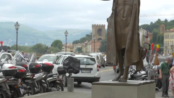 Наклон Статуи Улице — стоковое видео
