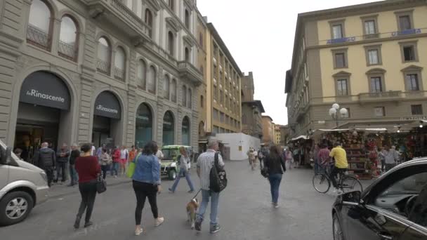 Lidé Chodí Kolem Prodejních Stánků Ulici — Stock video