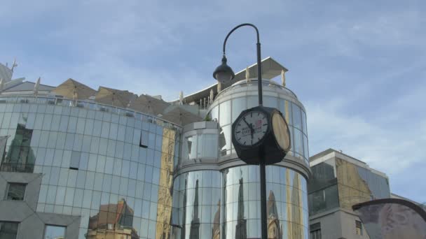 Zegar Uliczny Budynek Haas Hause — Wideo stockowe