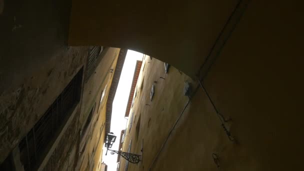 狭い通りに建物の低い角度 — ストック動画