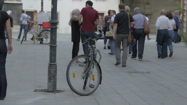 Gente Caminando Por Una Calle — Vídeo de stock