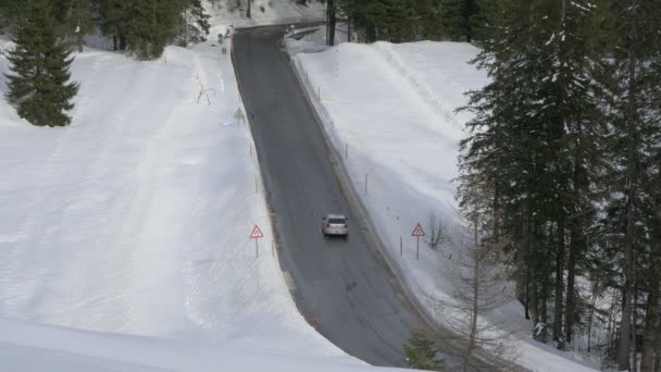 Voiture Conduisant Sur Une Route Hiver — Video