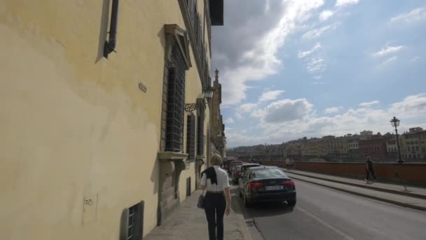 Une Femme Marche Sur Trottoir — Video