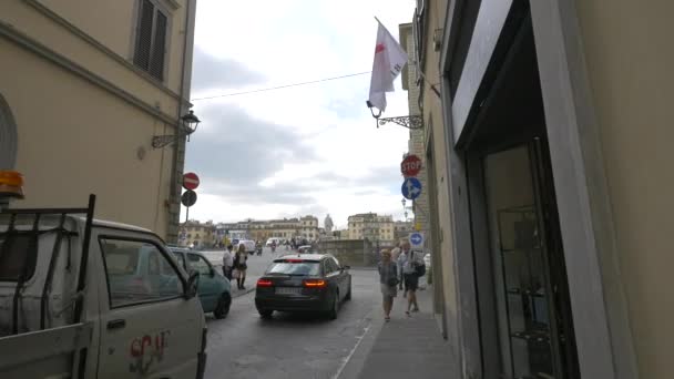 Sokak Küçük Bir Şehir Meydanına Çıkıyor — Stok video
