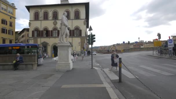 Pessoas Andando Por Uma Estátua Uma Rua — Vídeo de Stock