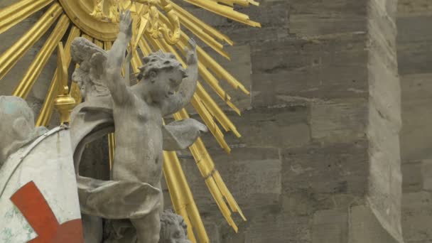 Kinderskulptur Nahe Einer Goldenen Dekoration — Stockvideo