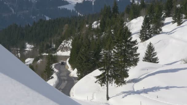 Camino Cerca Colinas Nevadas — Vídeos de Stock