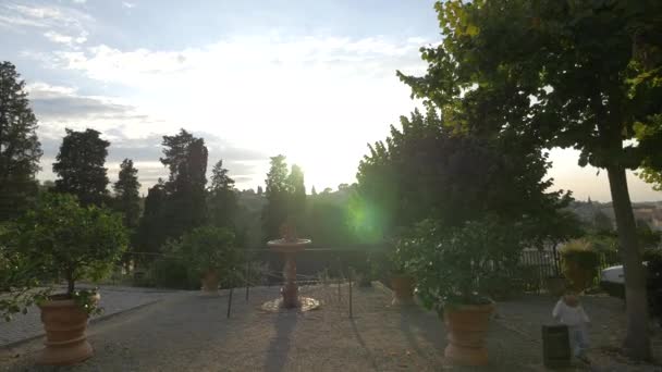 Şehir Bahçesinde Güneş Işığı — Stok video