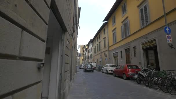 Uma Rua Estreita Com Uma Pequena Calçada — Vídeo de Stock