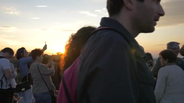 日落时拍照的游客 — 图库视频影像