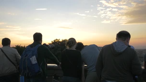 Turistas Admirando Atardecer — Vídeos de Stock