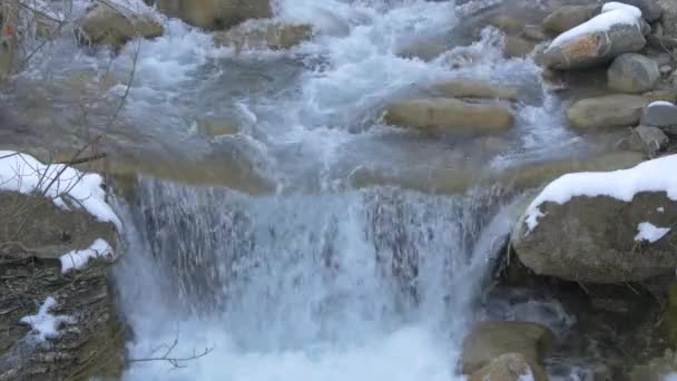 Een Waterval Van Een Kleine Rivier — Stockvideo