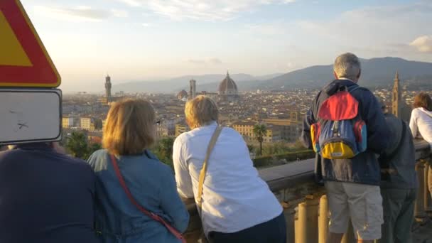 Emberek Csodálják Firenzei Panorámát — Stock videók