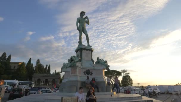 Statue Bei Sonnenuntergang Gesehen — Stockvideo