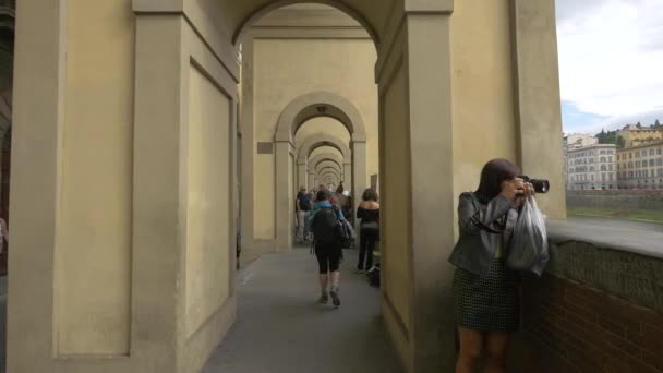 Vasari Korridor Mit Touristen Florenz — Stockvideo