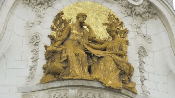 Goldene Skulpturen Auf Einem Gebäude — Stockvideo