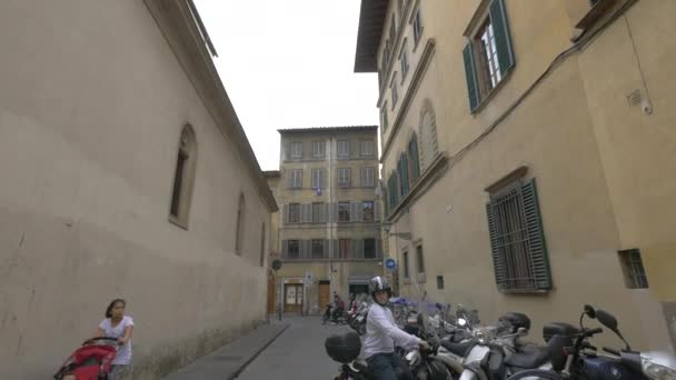 Een Straat Met Geparkeerde Scooters — Stockvideo