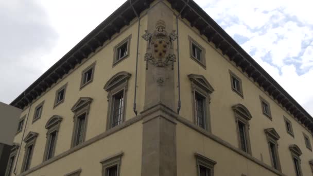 Binanın Köşesinde Bir Heykel — Stok video