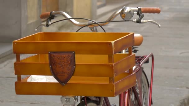 Uma Caixa Madeira Uma Bicicleta — Vídeo de Stock