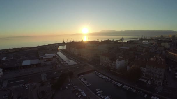 Vista Aérea Del Atardecer Sobre Ciudad — Vídeos de Stock