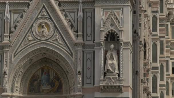 雕塑教堂的正面 有雕像和雕塑 — 图库视频影像